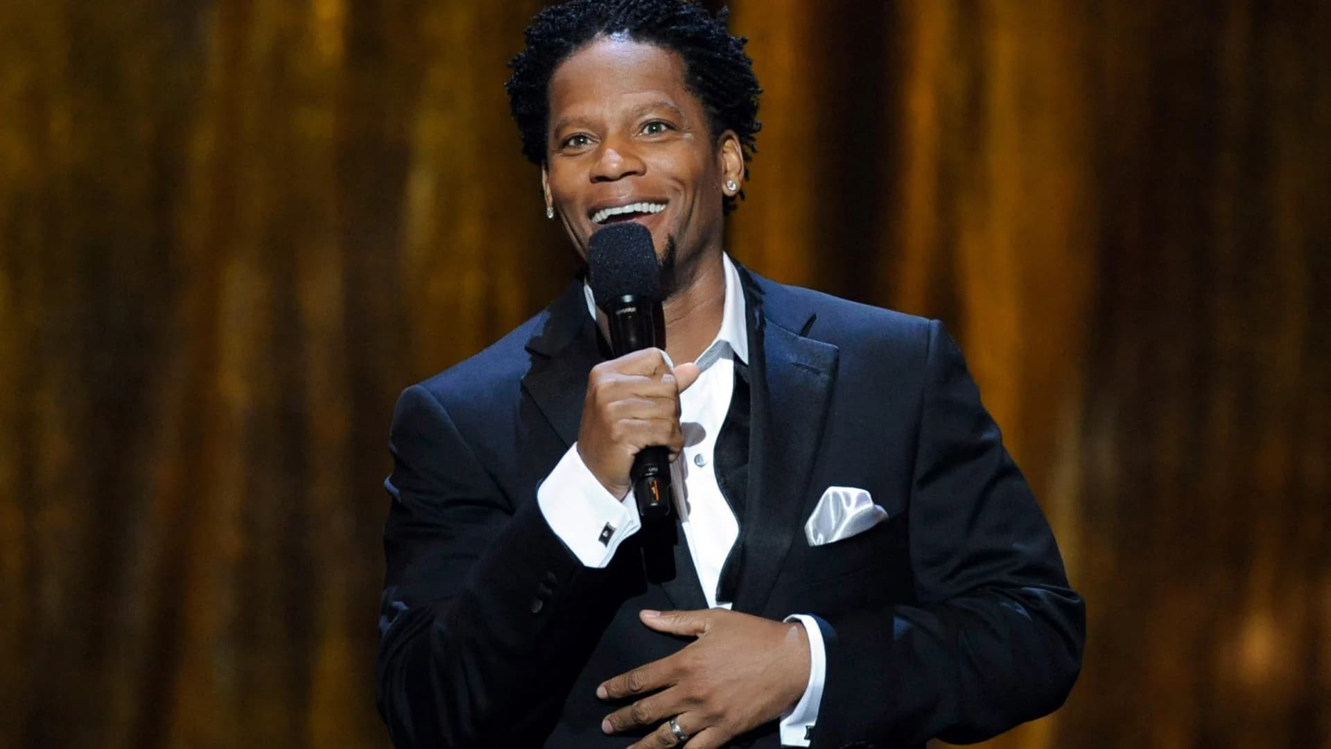 Comedian DL Hughley tests positive for COVID-19 after collapsing onstage