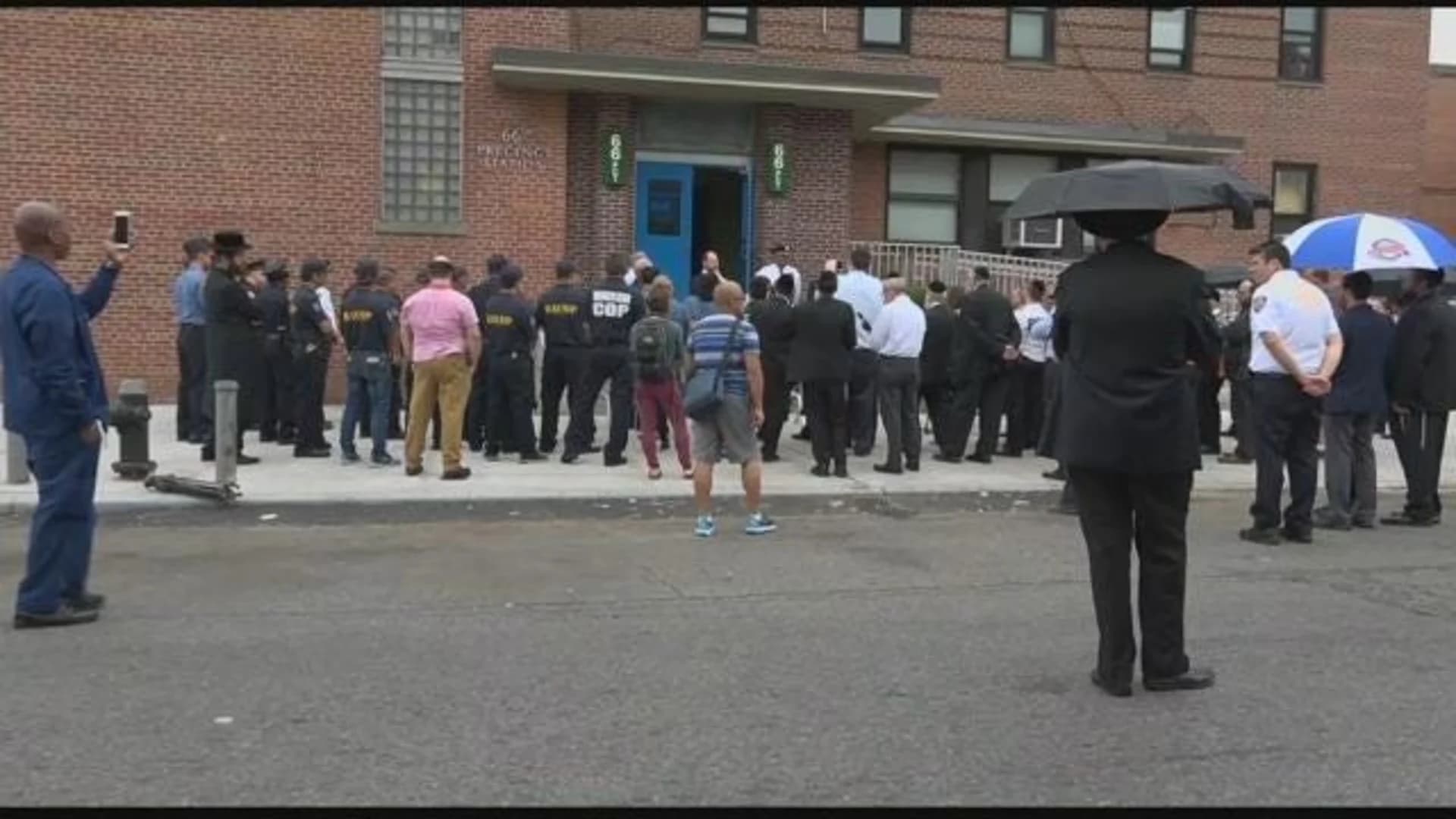 Community gathers in Borough Park in wake of NYPD officer’s death