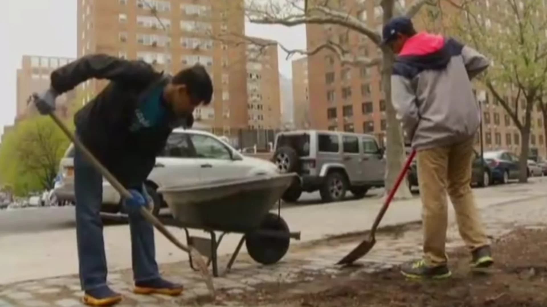 Volunteers clean up Fort Greene Park on Earth Day