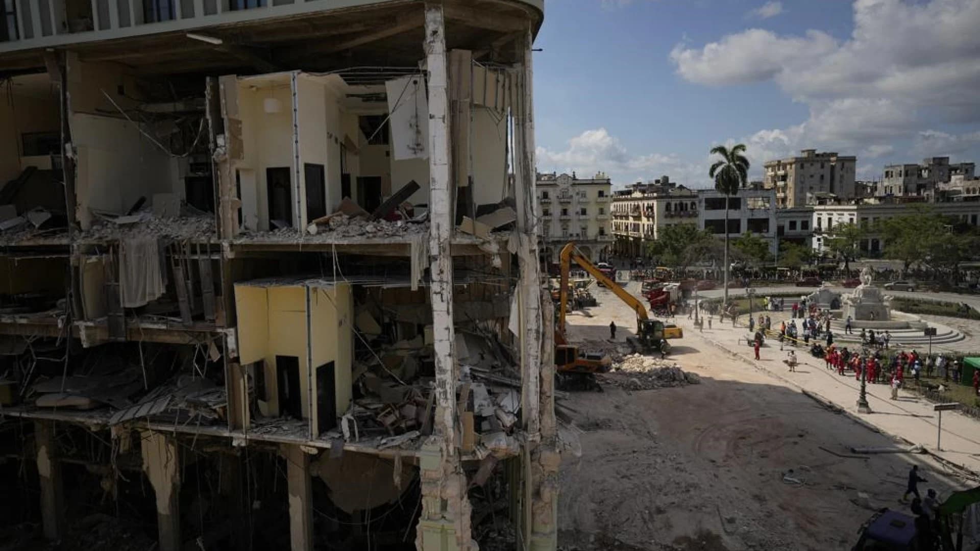 Havana hotel toll rises to 30; dogs search for survivors