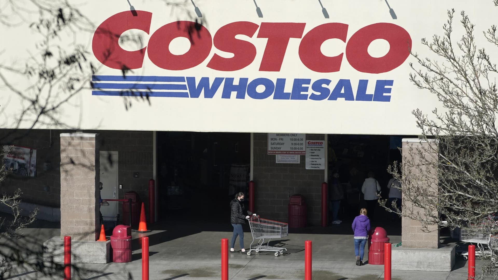 Some Alaska Costco shoppers say ravens steal their groceries