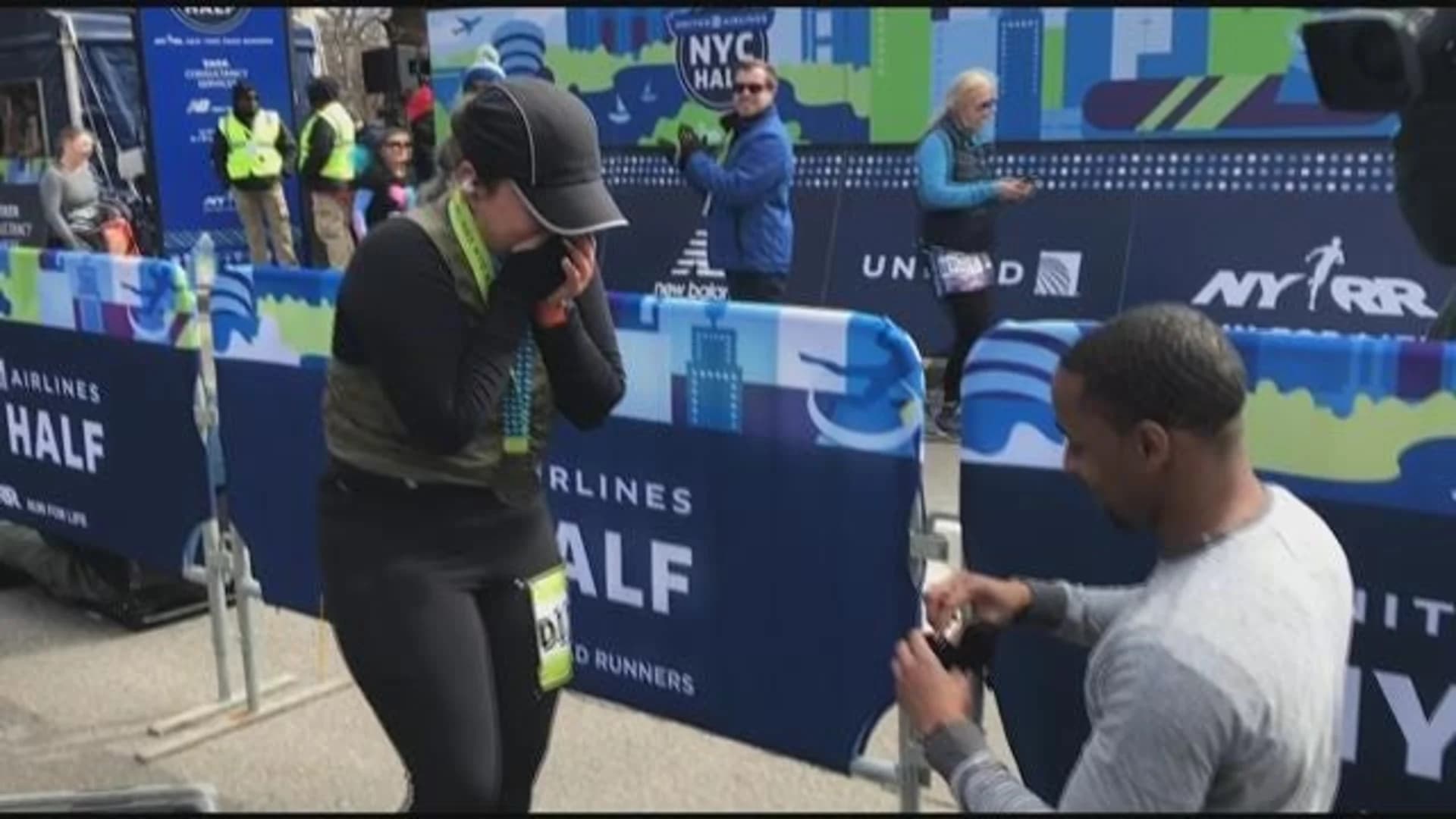 Engaging situation: Man proposes at NYC Half Marathon finish line