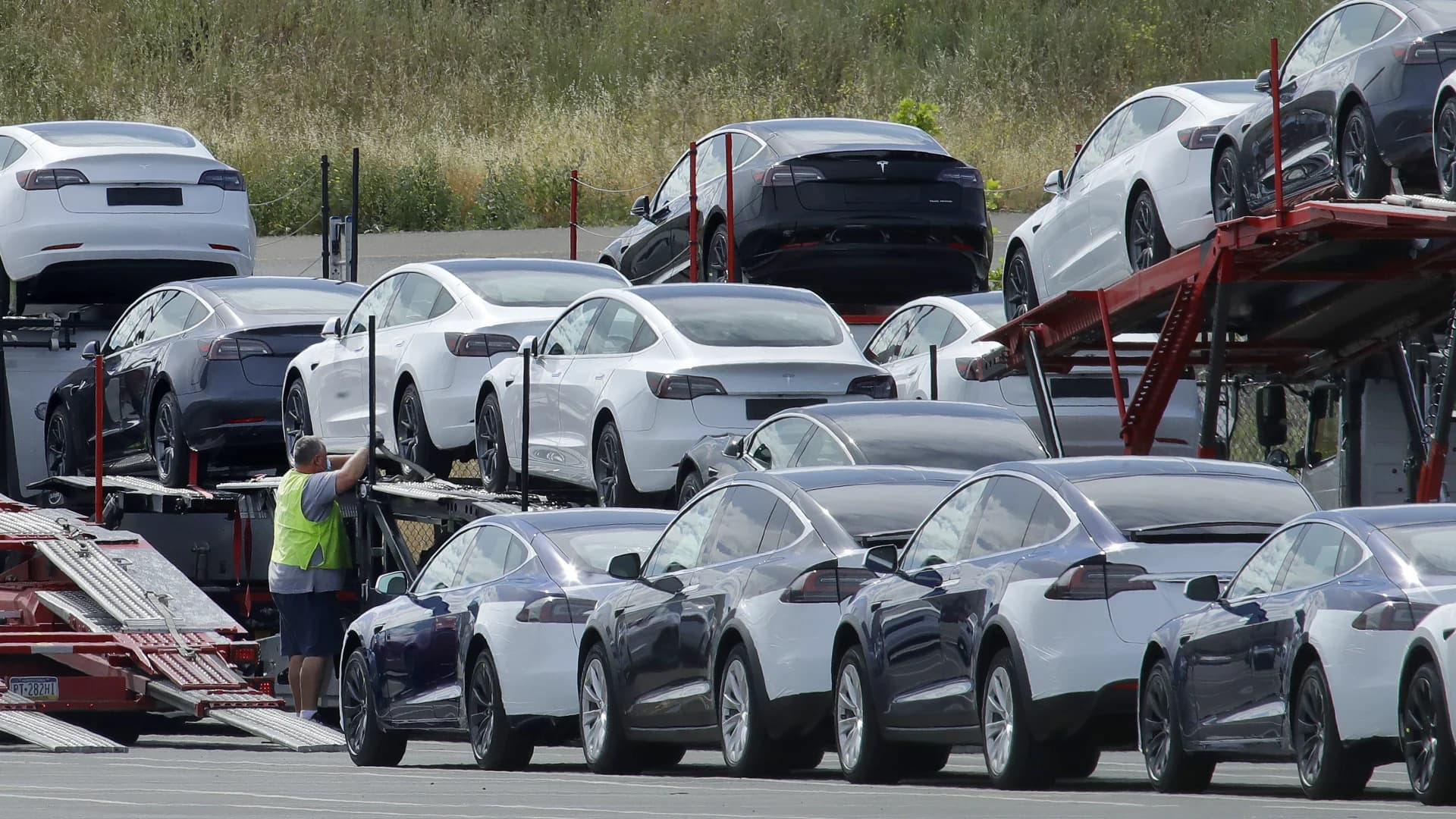 Tesla recalls 'Full Self-Driving' to fix flaws in behavior