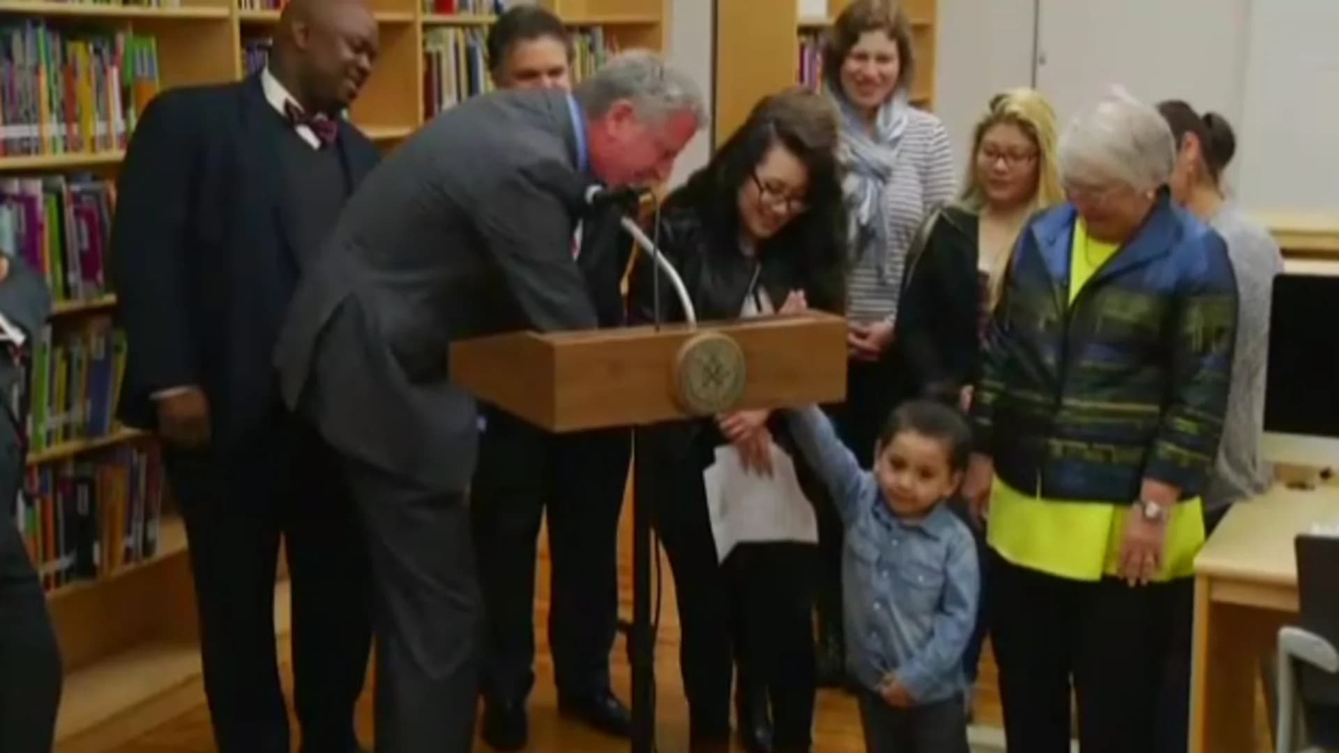 Mayor Bill de Blasio hands child Pre-K acceptance letter at BK school