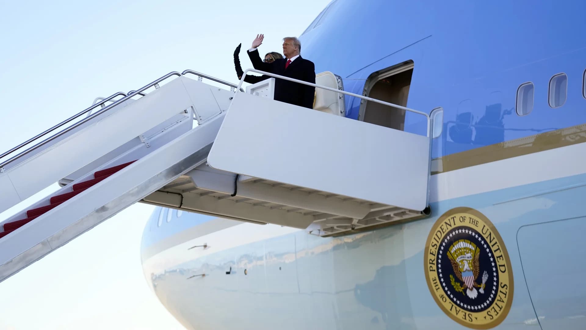 PHOTOS: President Trump leaves White House, gives remarks before boarding Air Force One for last time