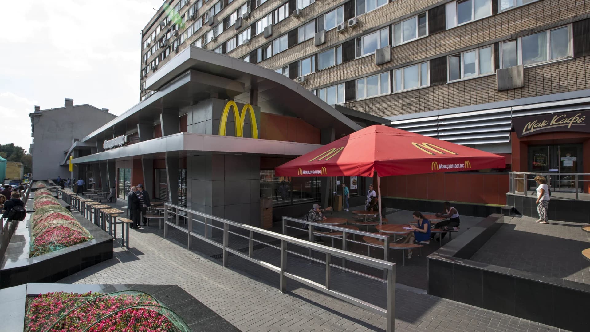 McDonald's to sell its Russian business, try to keep workers
