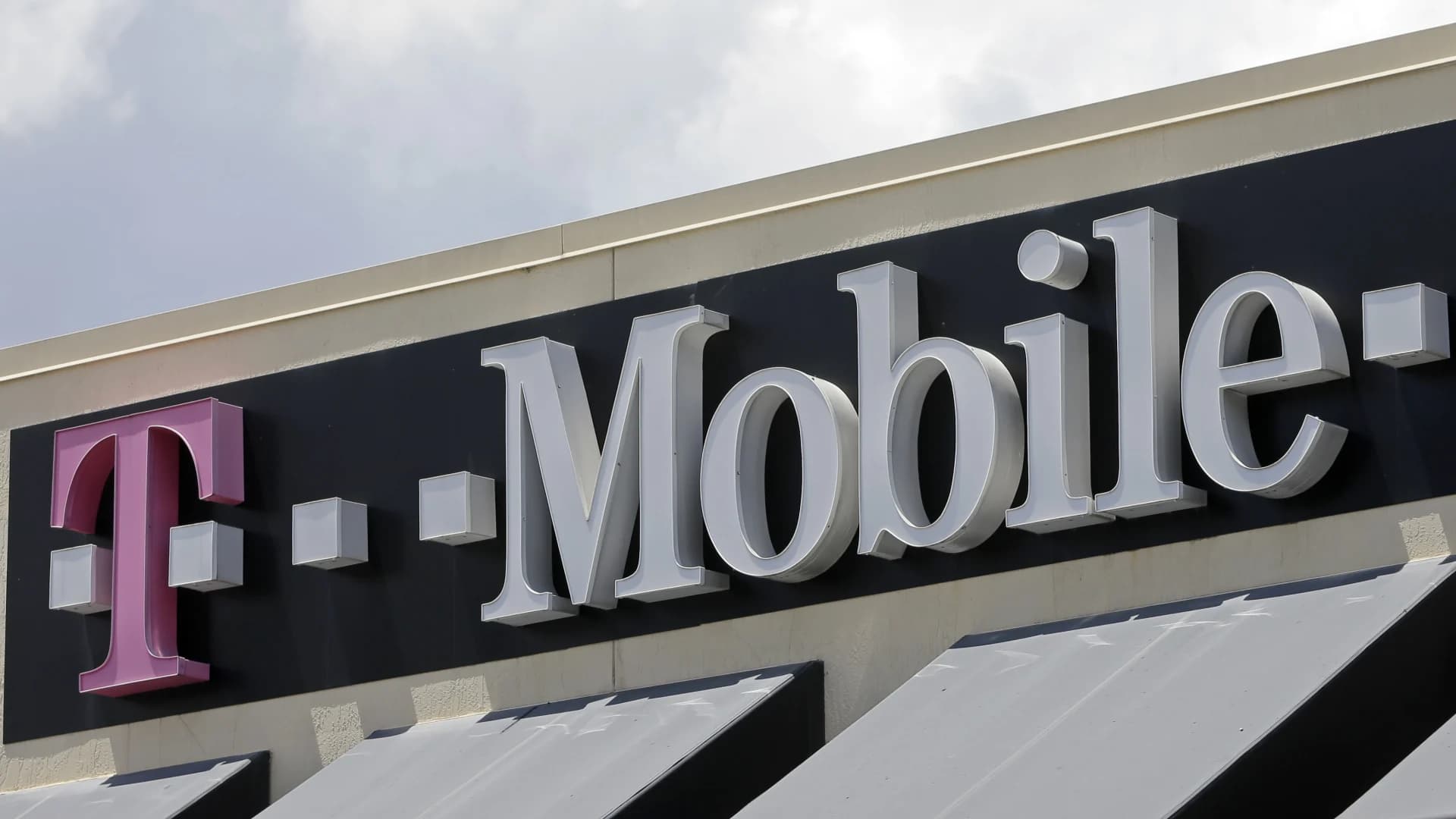 T-Mobile settles to pay $350M to customers in data breach